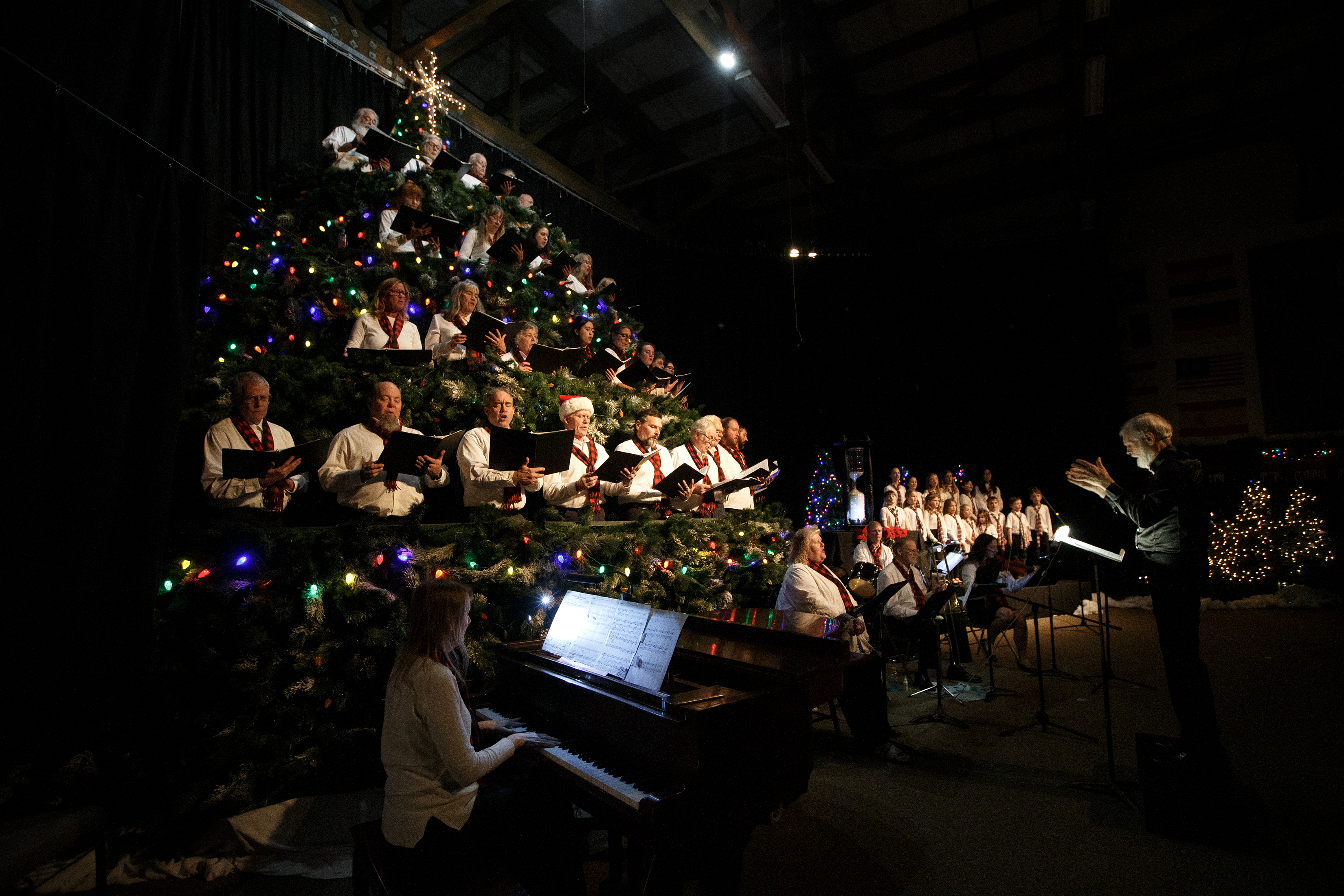 2024 12 12 Singing Christmas Tree 1