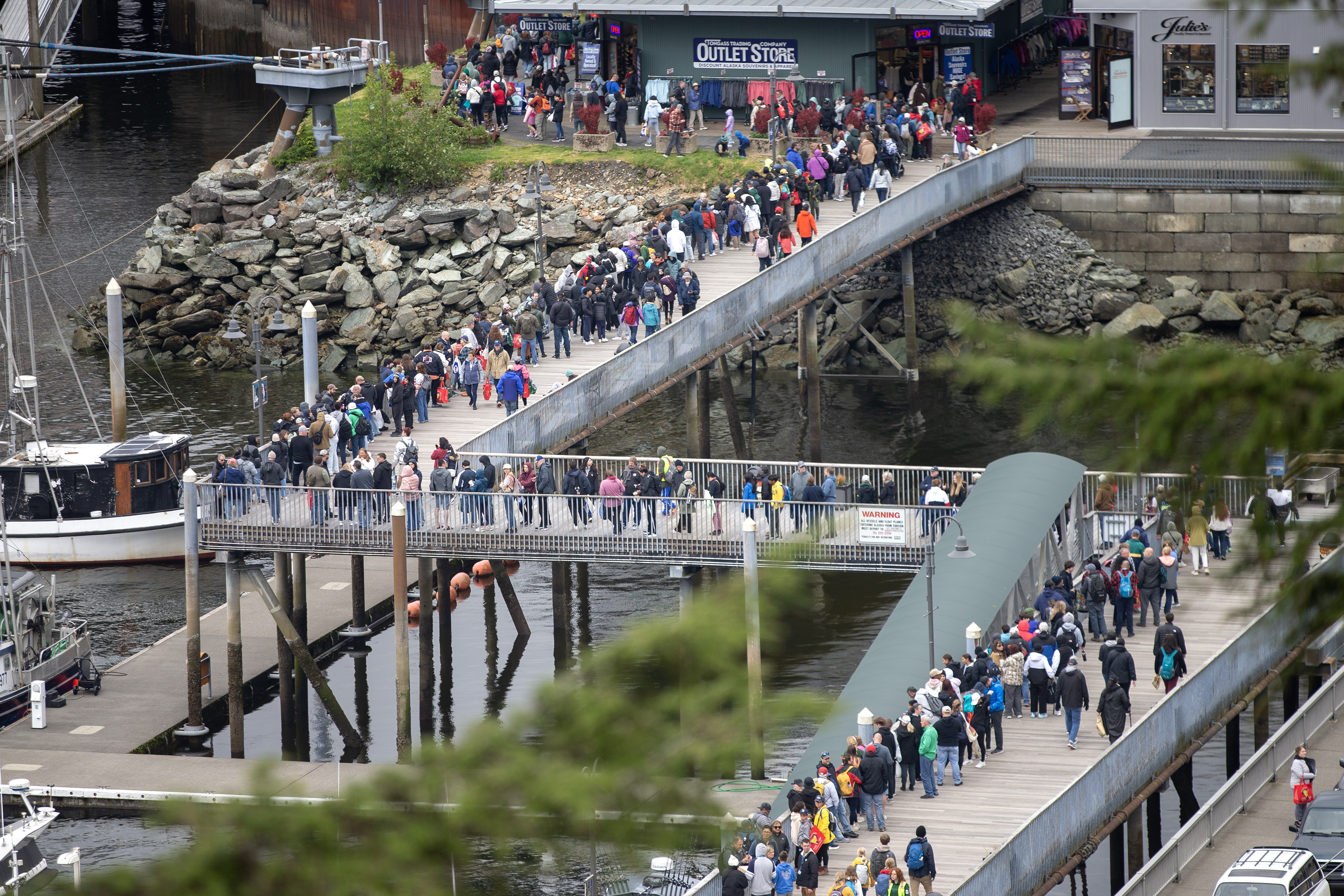 2025 06 19 18906 Tourists 1