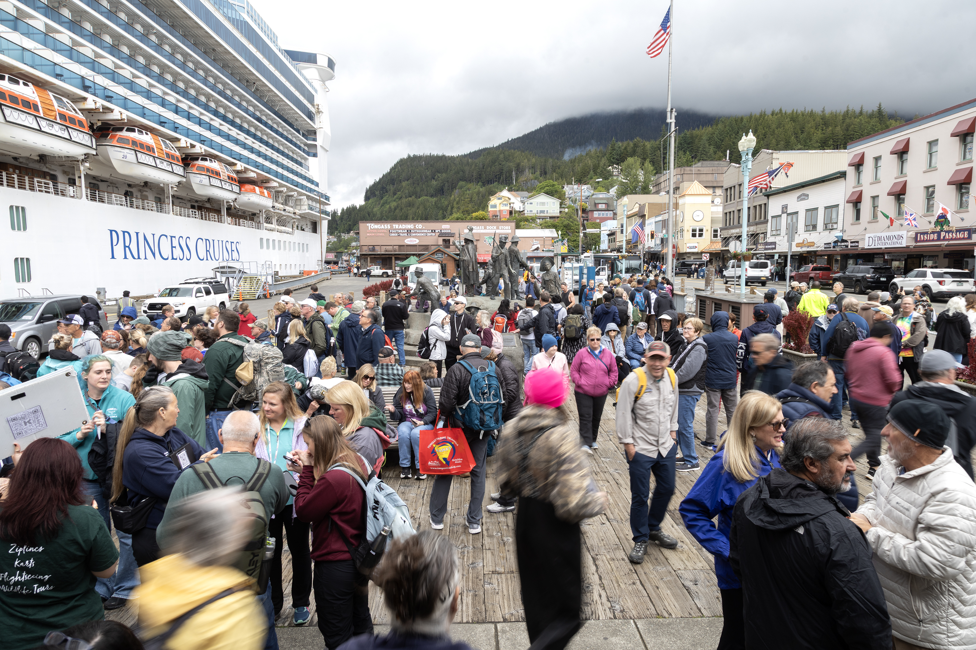 2025 06 19 18906 Tourists 2