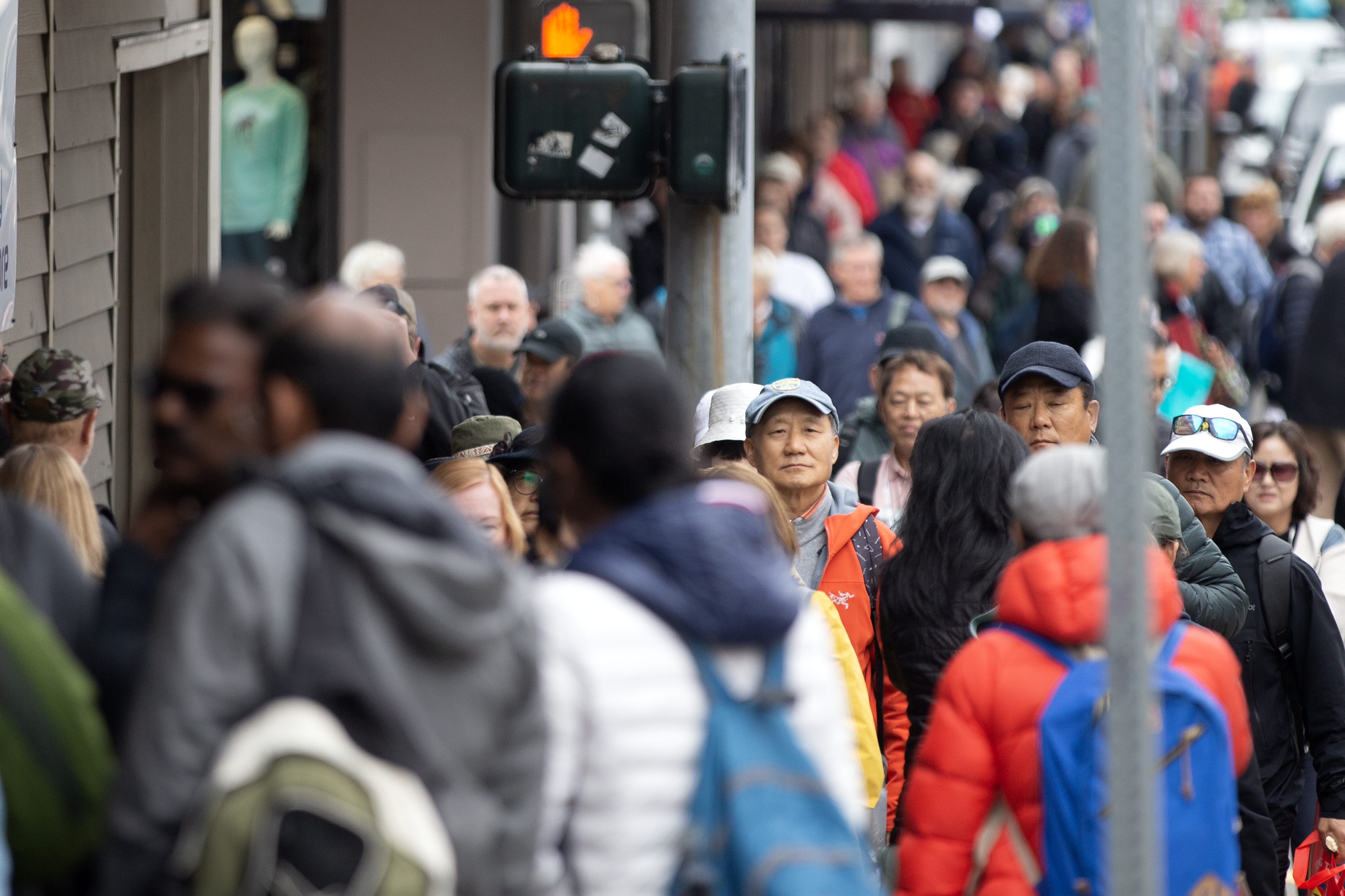2025 06 19 18906 Tourists 3