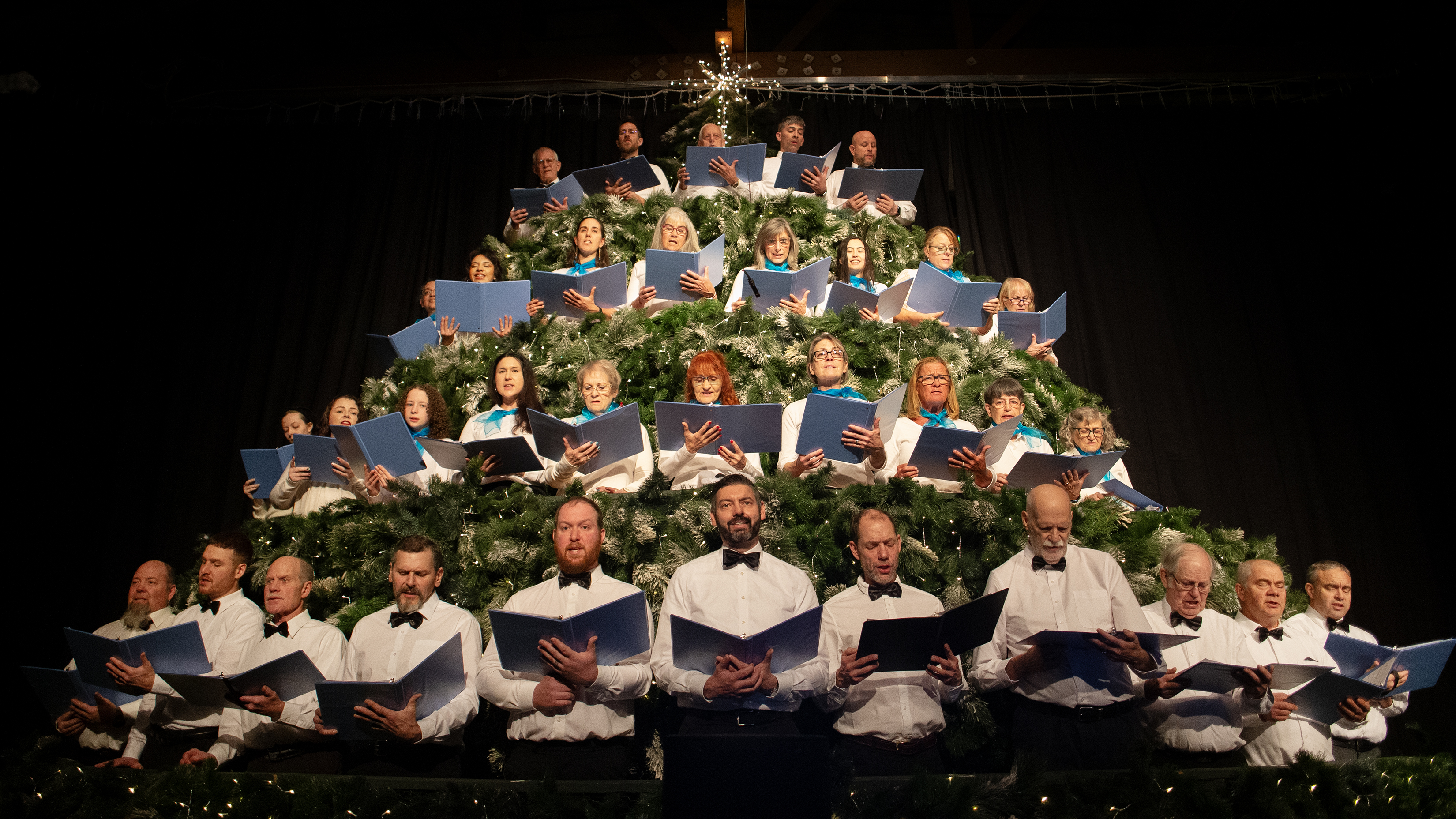 2025 12 11 Singing Christmas Tree 1